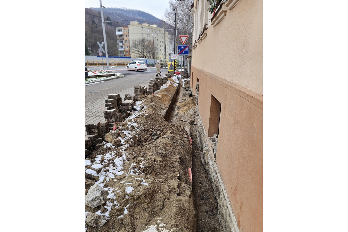 FOTO: Trenčianske Teplice na ceste k rýchlejšiemu internetu. Rozkopávky v meste pokračujú, foto 6