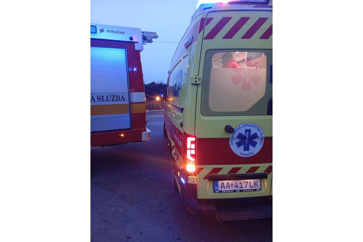 FOTO: Hasiči zasahovali pri čelnej zrážke v Nedožeroch-Brezanoch. Cesta bola neprejazdná, foto 2