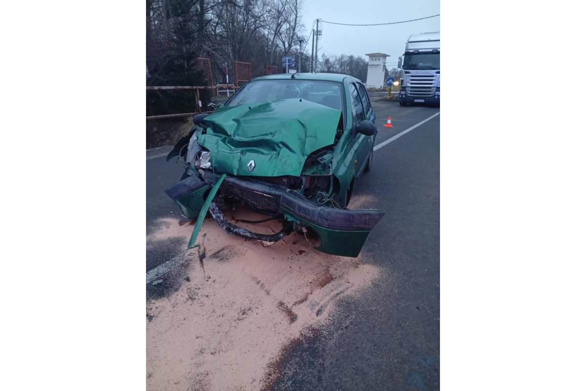 FOTO: Hasiči zasahovali pri čelnej zrážke v Nedožeroch-Brezanoch. Cesta bola neprejazdná, foto 3