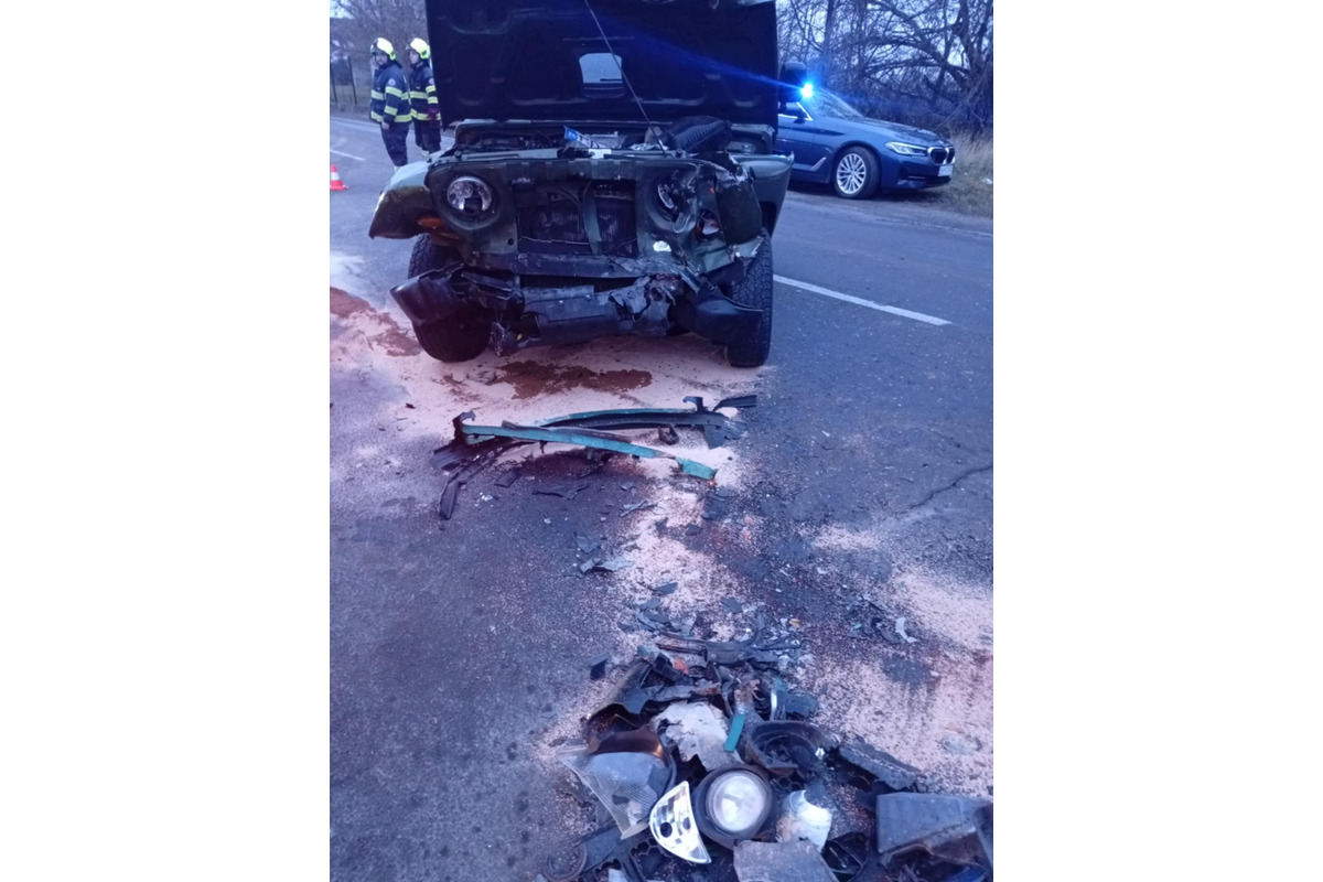 FOTO: Hasiči zasahovali pri čelnej zrážke v Nedožeroch-Brezanoch. Cesta bola neprejazdná, foto 5