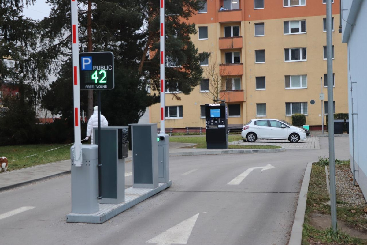 Parkovanie pri poliklinike v Dubnici nad Váhom sa zmení. Zavádza sa závorový systém, bude to pohodlnejšie pre pacientov, foto 1