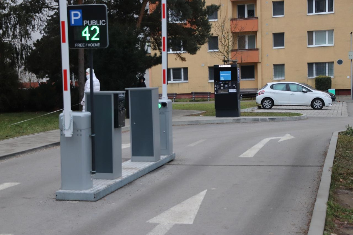 Parkovanie pri poliklinike v Dubnici nad Váhom sa zmení. Zavádza sa závorový systém, bude to pohodlnejšie pre pacientov, foto 4