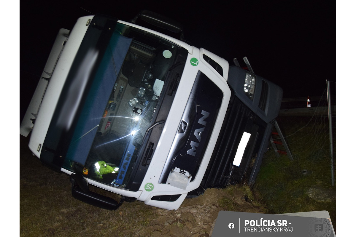 FOTO: Dopravná nehoda kamiónu na diaľnici, foto 1