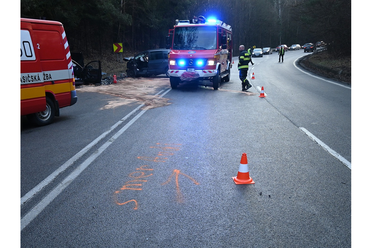 FOTO: Vodiči z dopravnej nehody pred Prievidzou skončili v nemocnici , foto 2