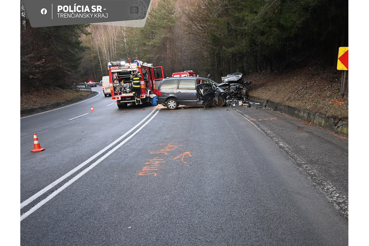 FOTO: Vodiči z dopravnej nehody pred Prievidzou skončili v nemocnici , foto 3