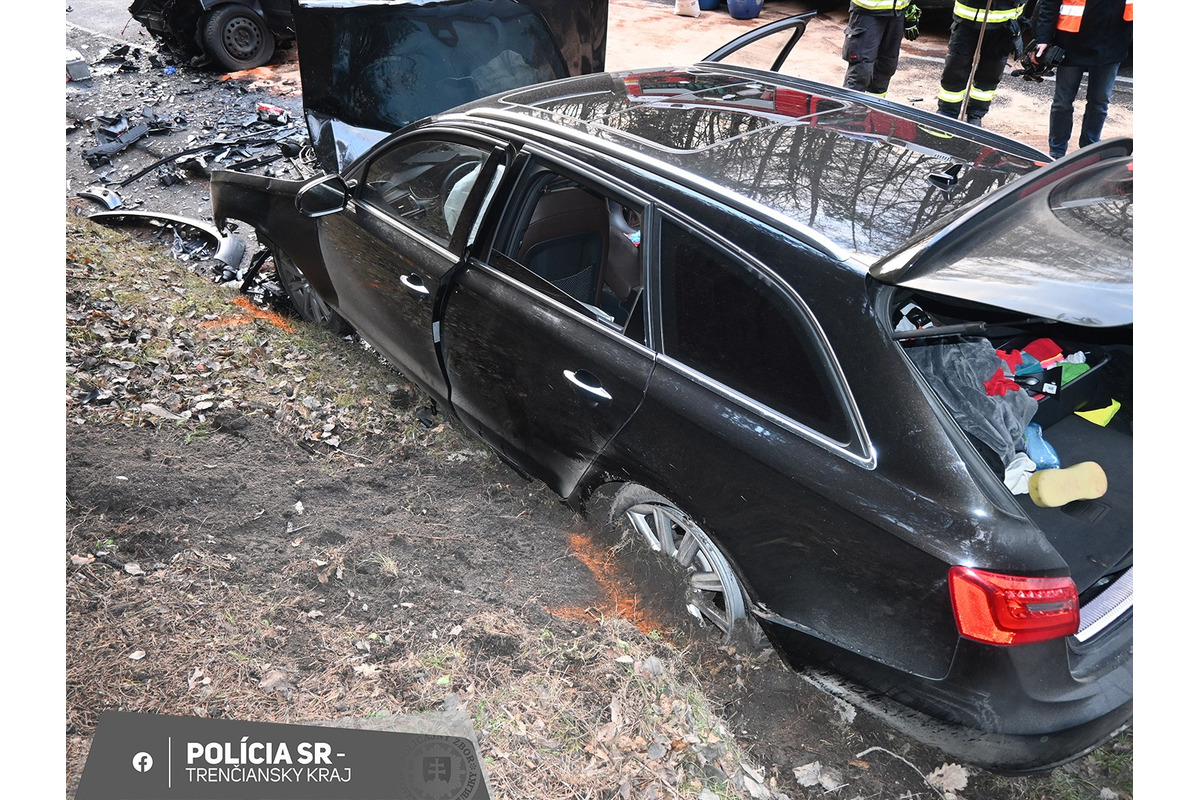 FOTO: Vodiči z dopravnej nehody pred Prievidzou skončili v nemocnici , foto 5
