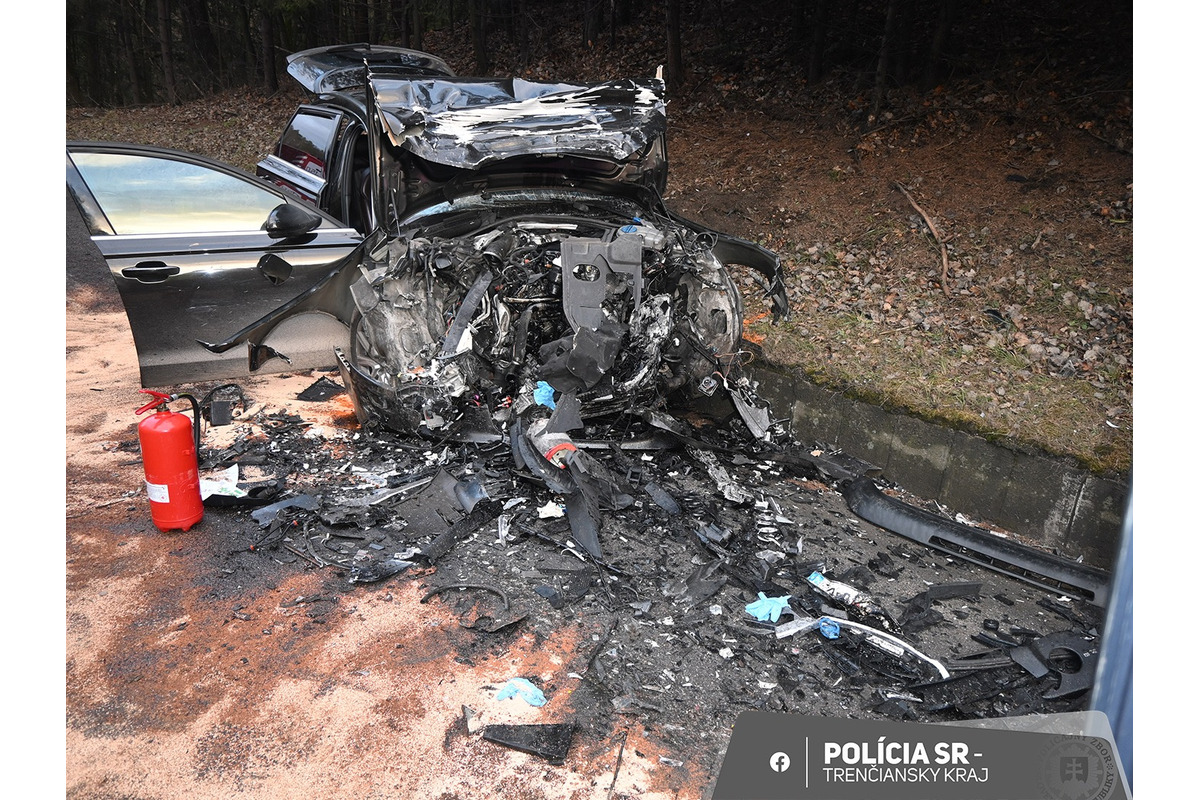 FOTO: Vodiči z dopravnej nehody pred Prievidzou skončili v nemocnici , foto 6