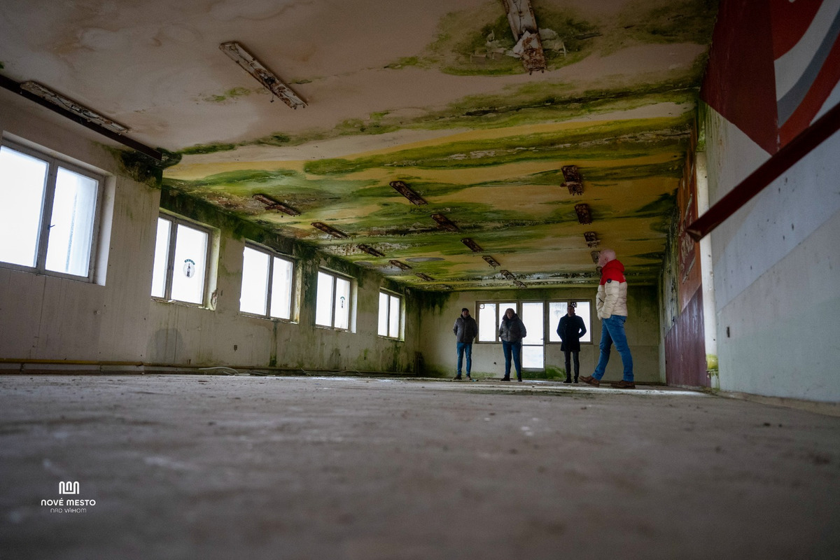 FOTO: V Novom Meste nad Váhom vyrastie nové bývanie. Z chátrajúceho objektu budú moderné byty, foto 9