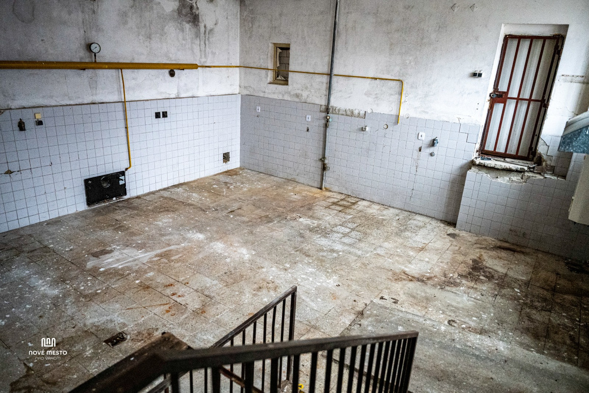 FOTO: V Novom Meste nad Váhom vyrastie nové bývanie. Z chátrajúceho objektu budú moderné byty, foto 10