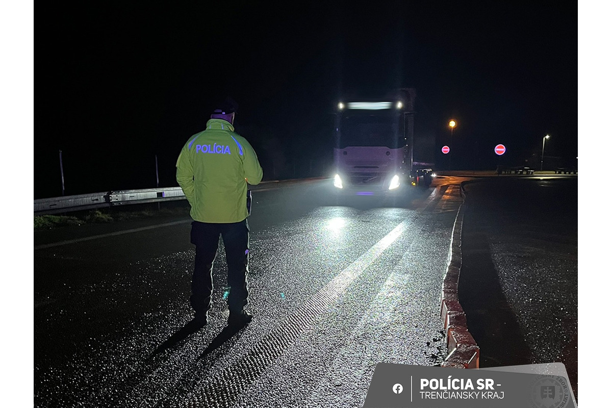 FOTO: Policajné kontroly na diaľnici D1 pri Novom Meste nad Váhom odhalili troch opitých kamionistov, foto 2