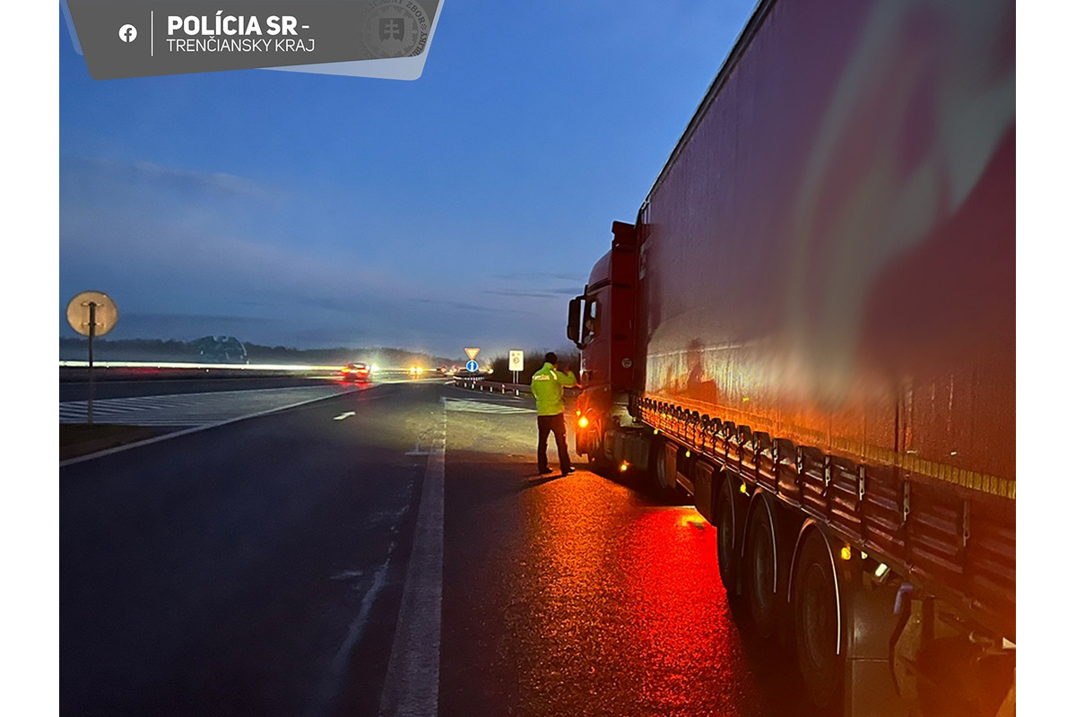 FOTO: Policajné kontroly na diaľnici D1 pri Novom Meste nad Váhom odhalili troch opitých kamionistov, foto 4