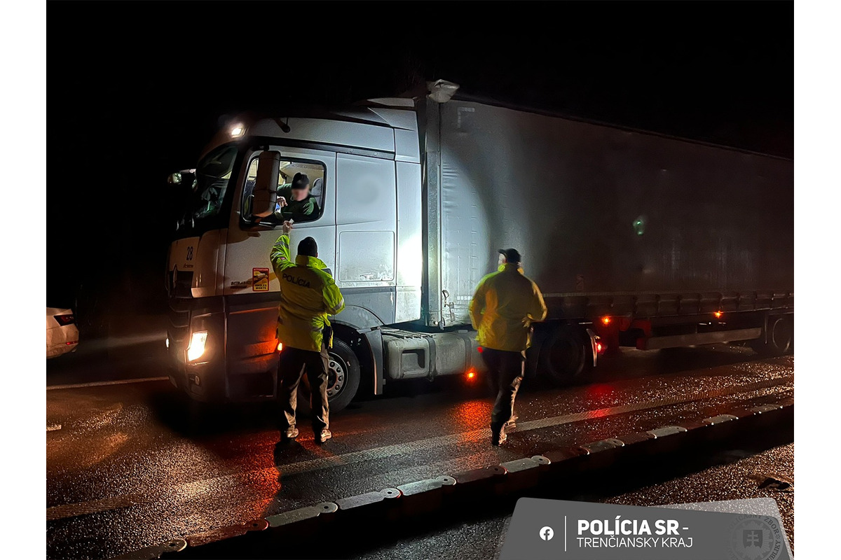 FOTO: Policajné kontroly na diaľnici D1 pri Novom Meste nad Váhom odhalili troch opitých kamionistov, foto 6