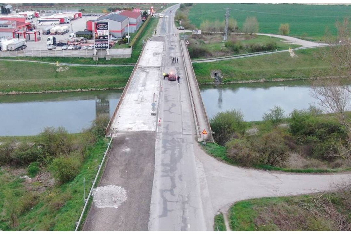 FOTO: Pyrotechnici zlikvidovali druhý most ponad Váha pri Trenčíne, foto 2