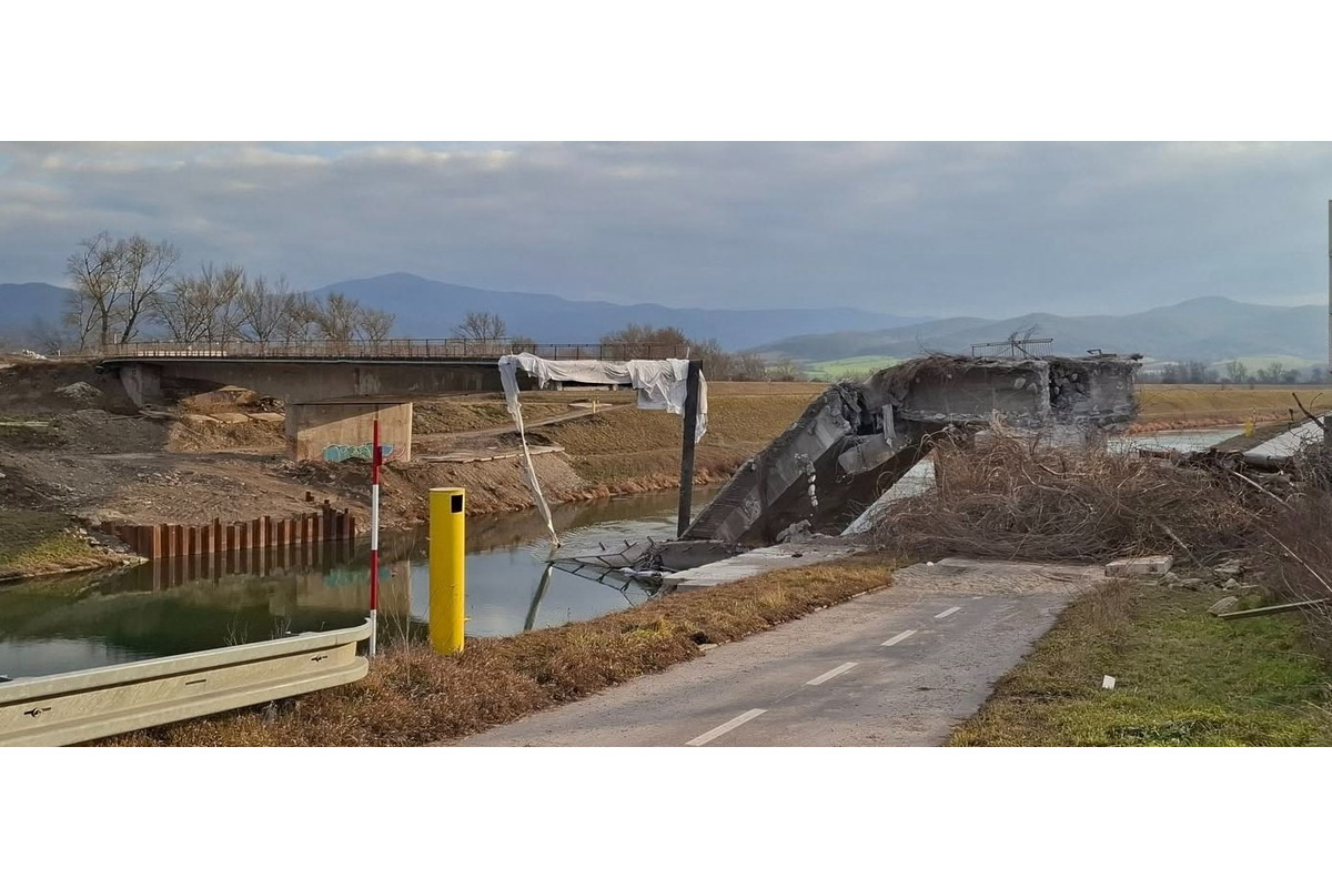 FOTO: Pyrotechnici zlikvidovali druhý most ponad Váha pri Trenčíne, foto 7