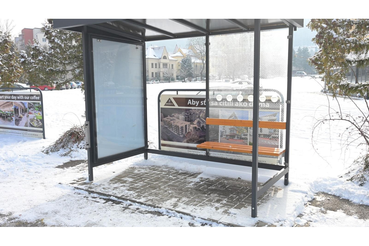 FOTO: Poškodené zastávky, zničené ihriská. Vandalizmus v Trenčianskych Tepliciach pokračuje, mesto žiada o pomoc, foto 2
