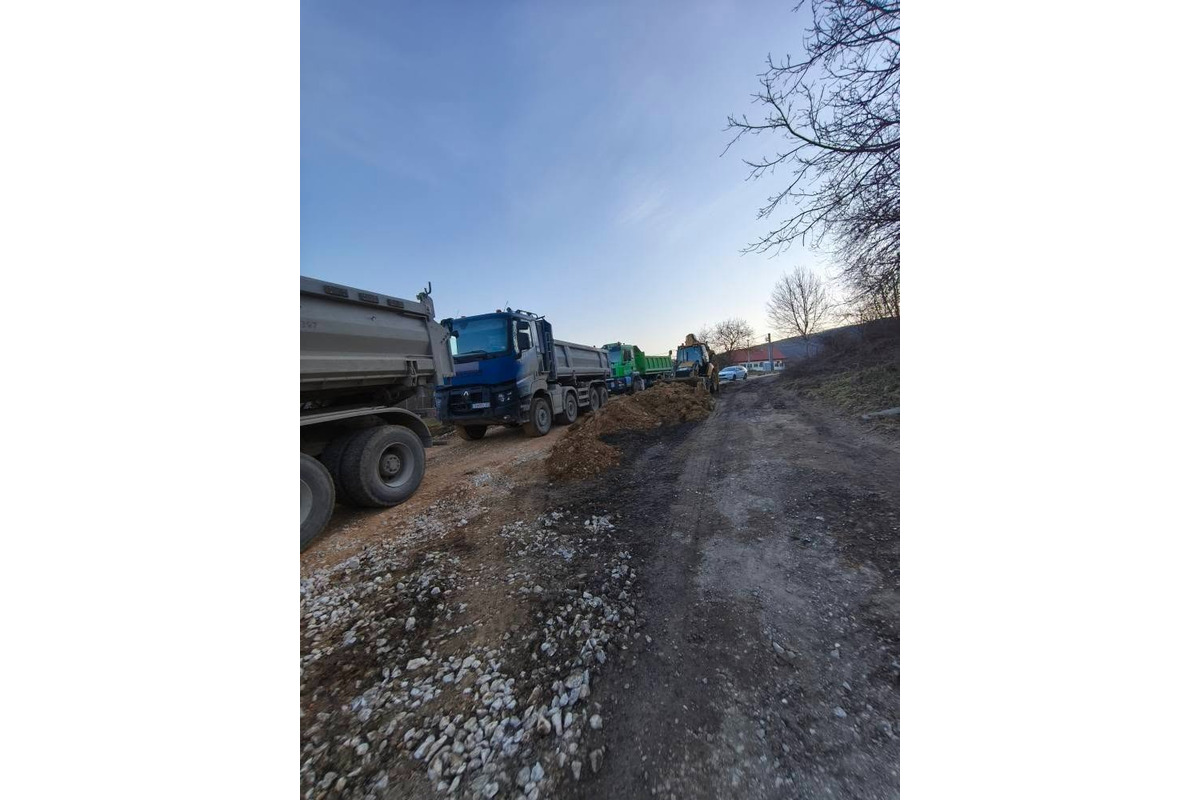 FOTO: Veľká rekonštrukcia ciest v Trenčianskom Jastrabom, foto 2