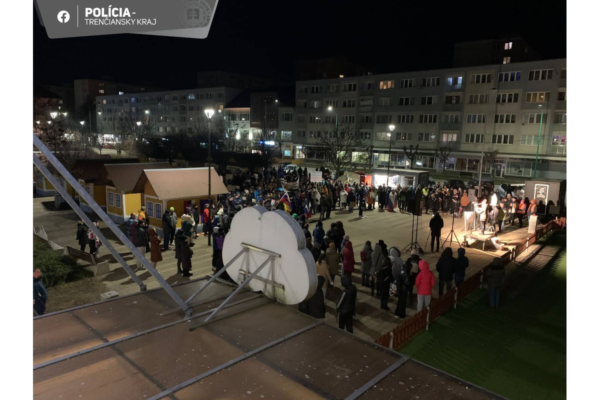 FOTO: Protesty v Trenčianskom kraji prebehli pokojne, foto 3