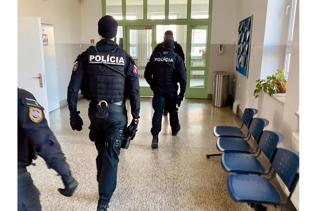 FOTO: Študenti Trenčianskej univerzity boli evakuovaný, foto 2