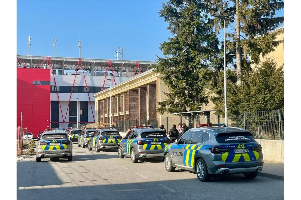 FOTO: Študenti Trenčianskej univerzity boli evakuovaný, foto 1