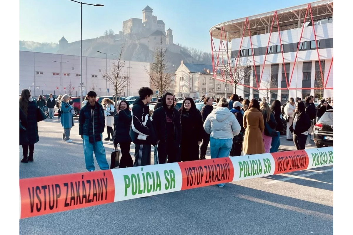 FOTO: Študenti Trenčianskej univerzity boli evakuovaný, foto 5