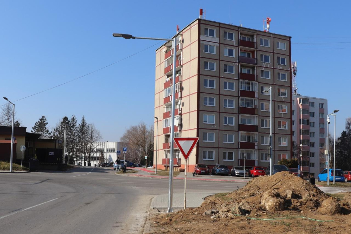 FOTO: Dubničanom pribúdajú v meste postupne nové ekologickejšie lampy, foto 3