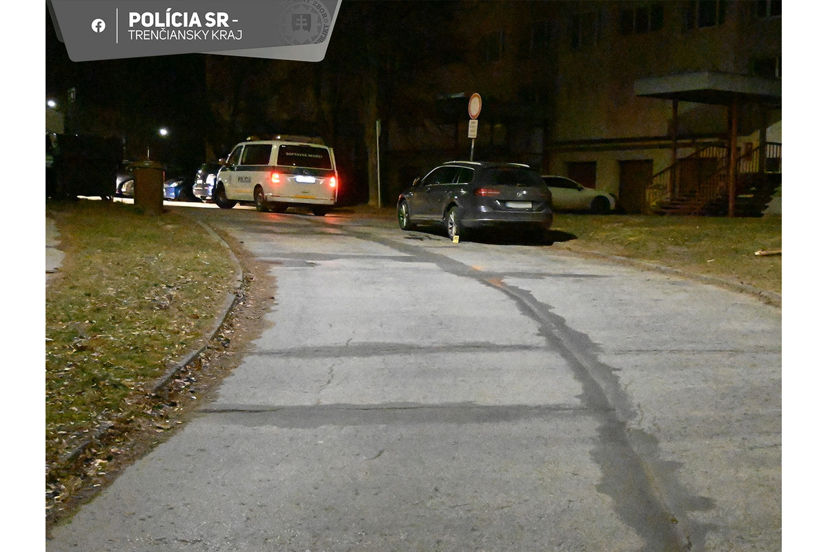 FOTO: Vodič v Prievidzi nabúral do zaparkovaného auta  , foto 1