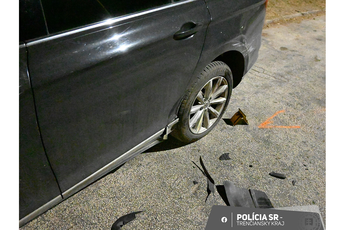 FOTO: Vodič v Prievidzi nabúral do zaparkovaného auta  , foto 3