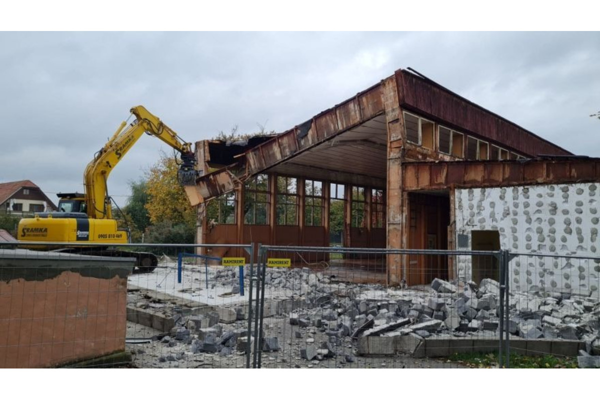 FOTO: Búranie starej telocvične vo Veľkých Bieliciach , foto 1