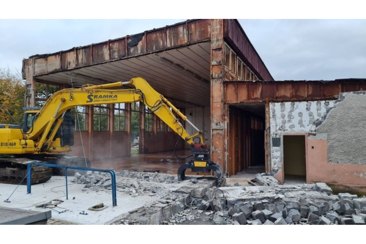 FOTO: Búranie starej telocvične vo Veľkých Bieliciach , foto 2