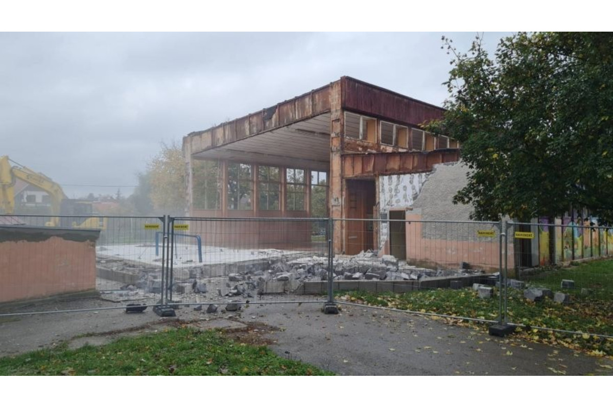 FOTO: Búranie starej telocvične vo Veľkých Bieliciach , foto 3