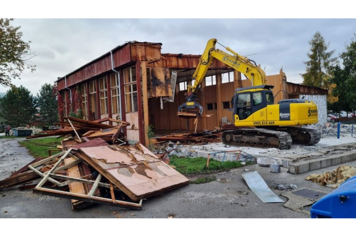 FOTO: Búranie starej telocvične vo Veľkých Bieliciach , foto 4