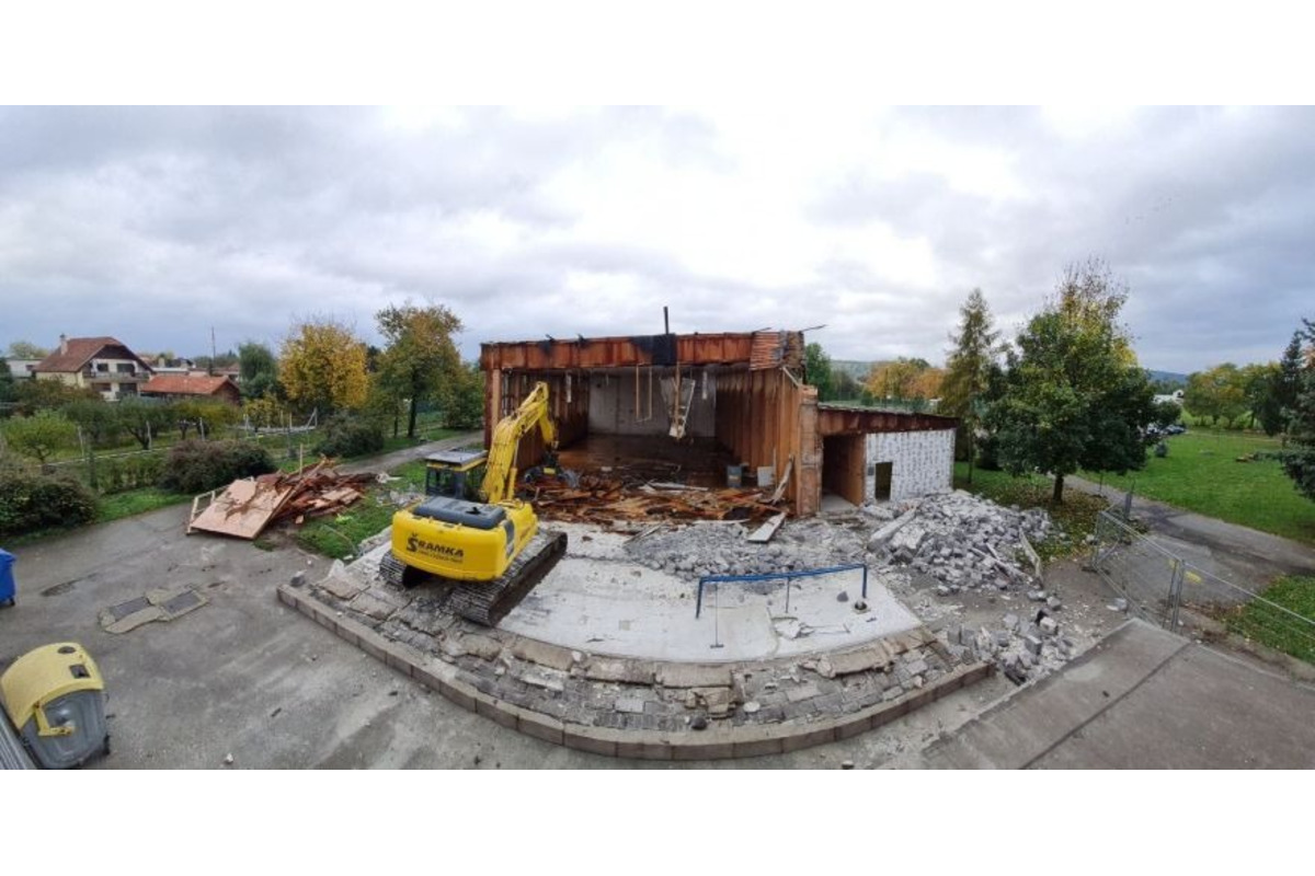 FOTO: Búranie starej telocvične vo Veľkých Bieliciach , foto 5