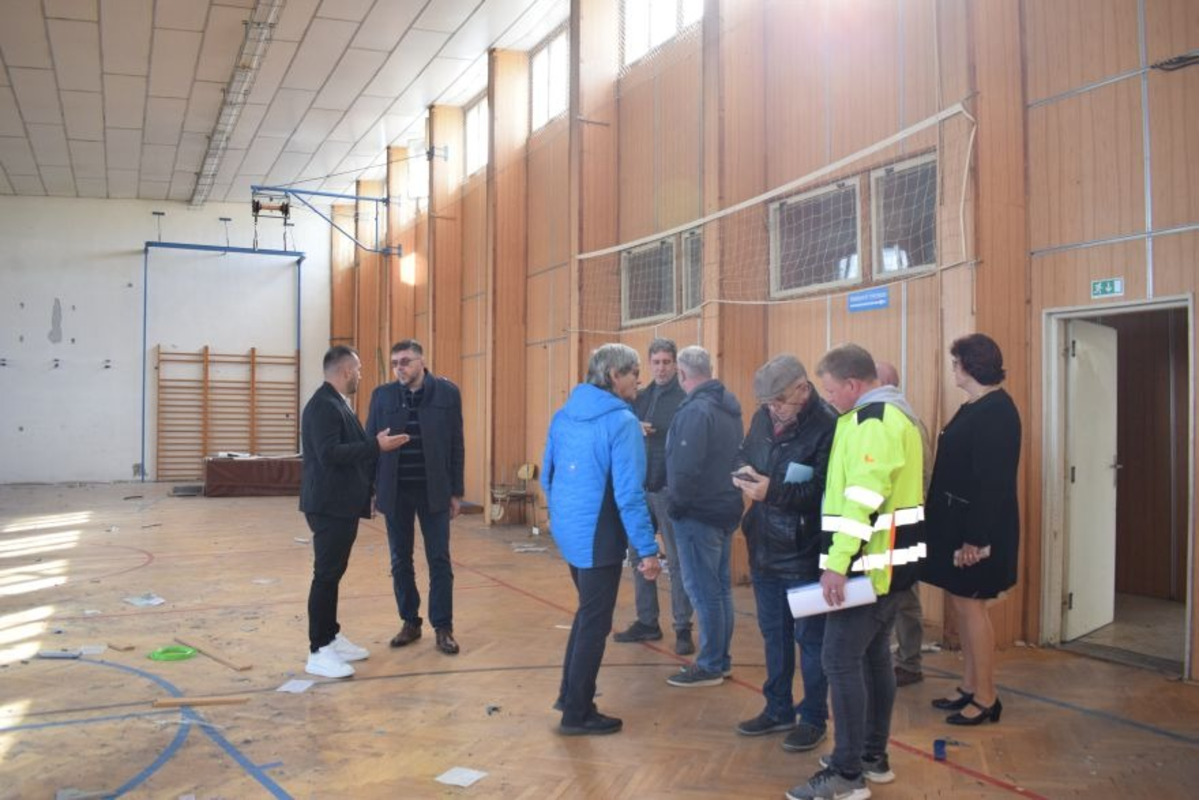 FOTO: Búranie starej telocvične vo Veľkých Bieliciach , foto 6