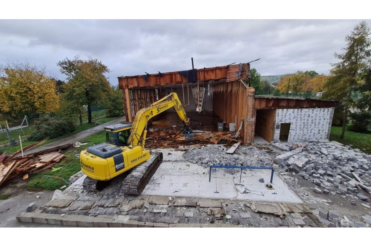 FOTO: Búranie starej telocvične vo Veľkých Bieliciach , foto 7