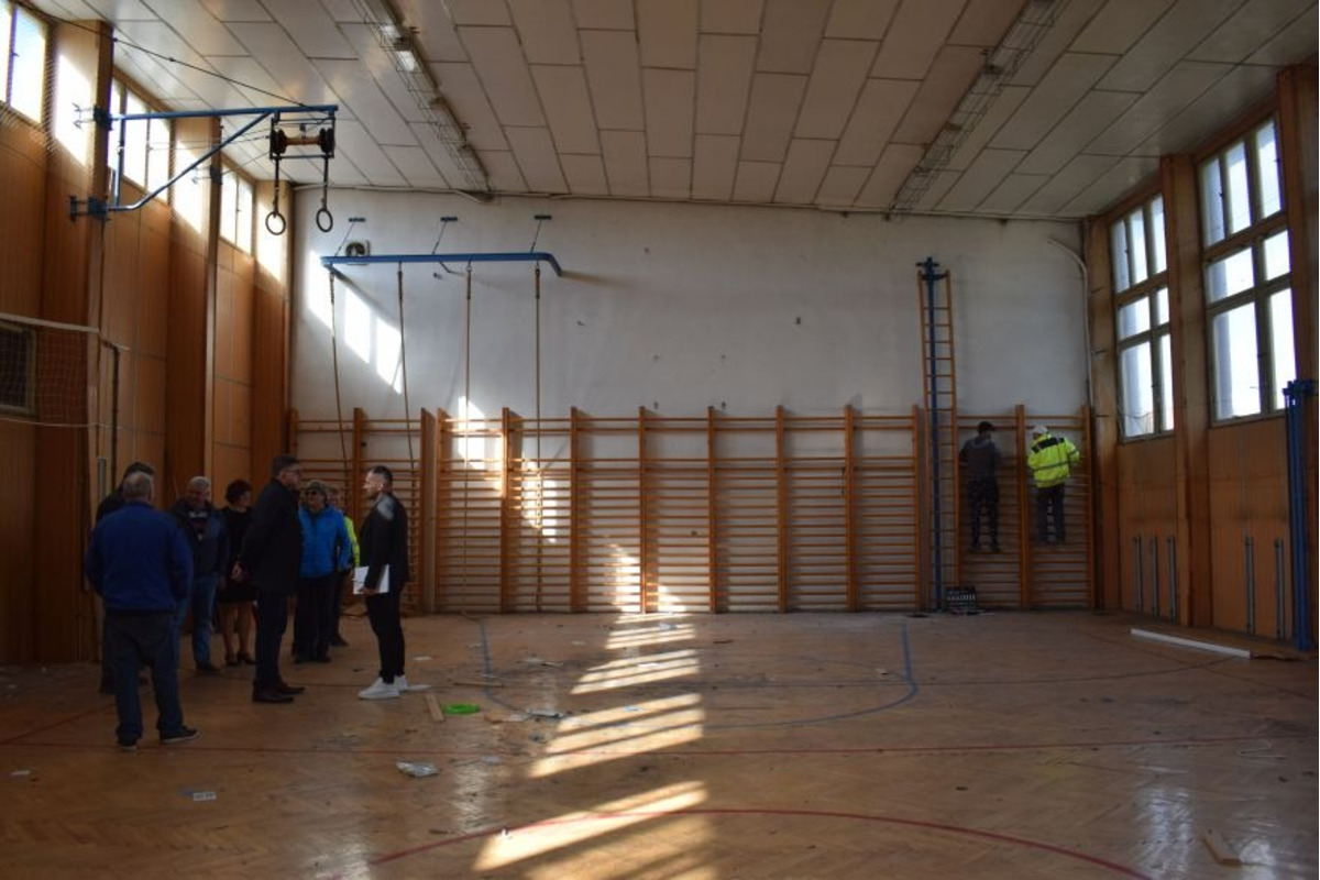 FOTO: Búranie starej telocvične vo Veľkých Bieliciach , foto 8