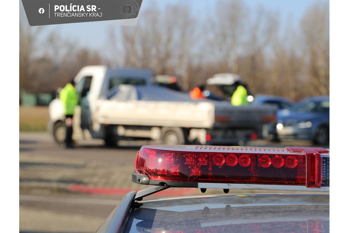FOTO: Policajné kontroly na D1 pri Hrádku odhalili desiatky priestupkov, vrátane neplatných diaľničných známok, foto 2