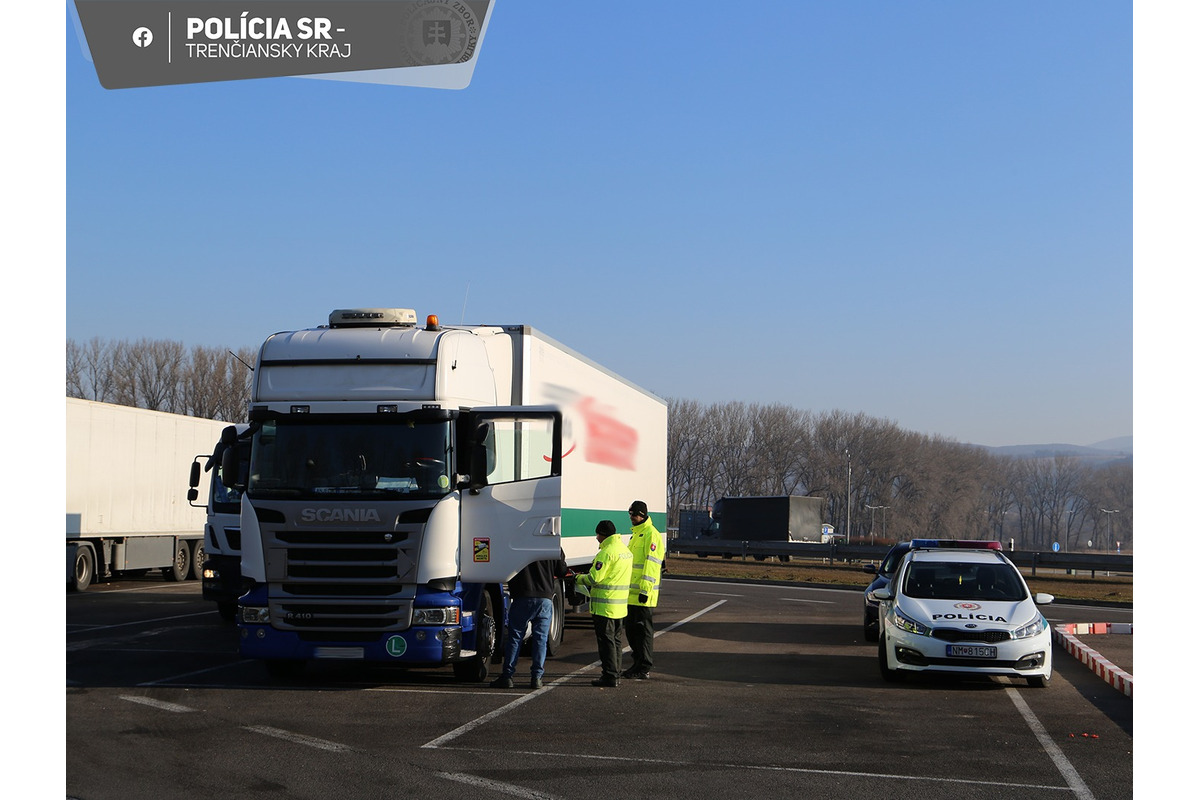 FOTO: Policajné kontroly na D1 pri Hrádku odhalili desiatky priestupkov, vrátane neplatných diaľničných známok, foto 4