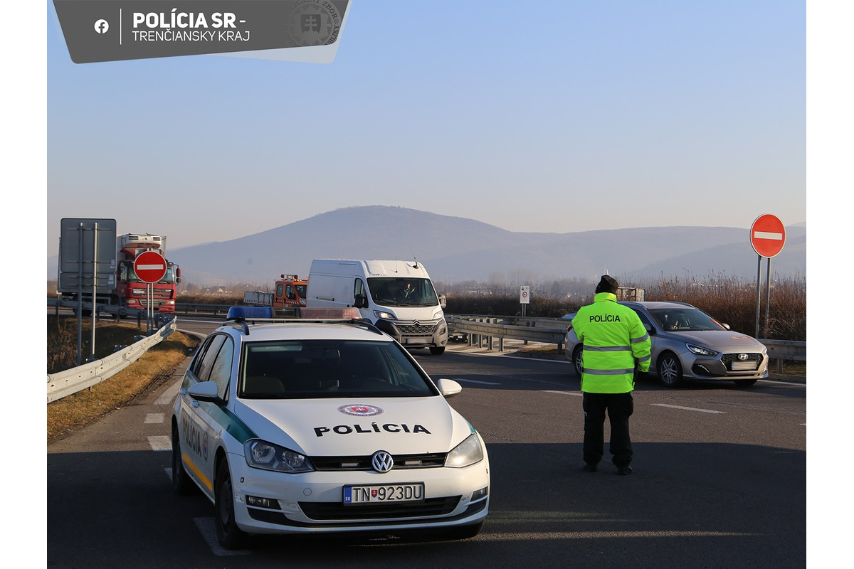 FOTO: Policajné kontroly na D1 pri Hrádku odhalili desiatky priestupkov, vrátane neplatných diaľničných známok, foto 5