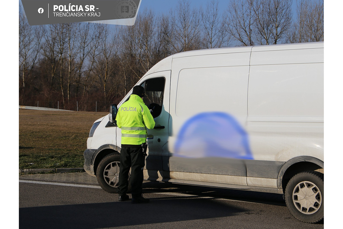 FOTO: Policajné kontroly na D1 pri Hrádku odhalili desiatky priestupkov, vrátane neplatných diaľničných známok, foto 6