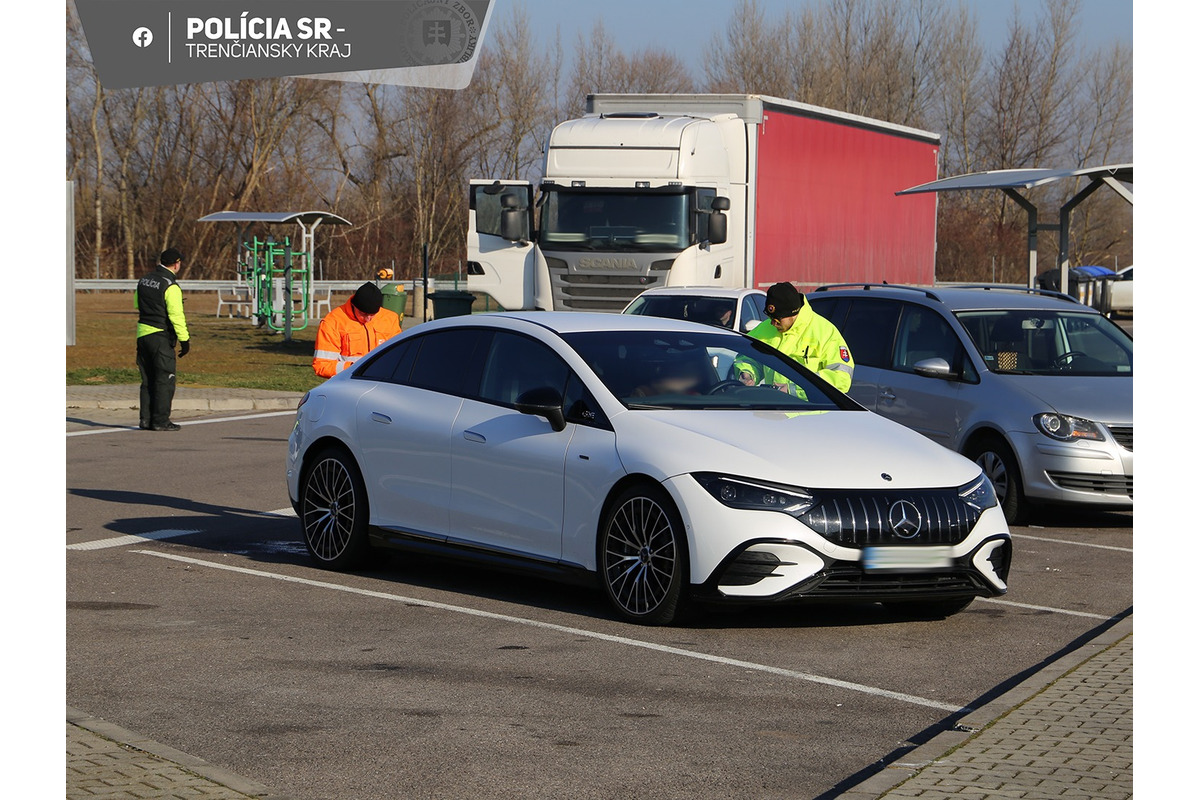 FOTO: Policajné kontroly na D1 pri Hrádku odhalili desiatky priestupkov, vrátane neplatných diaľničných známok, foto 7