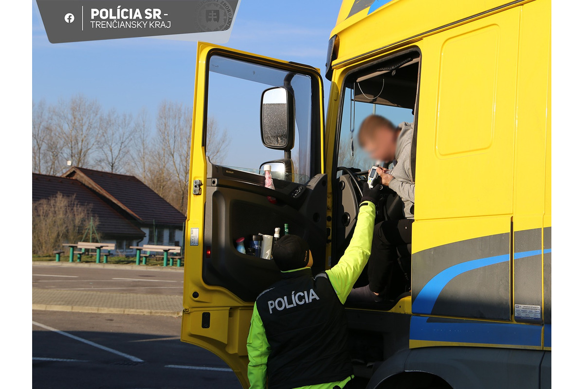 FOTO: Policajné kontroly na D1 pri Hrádku odhalili desiatky priestupkov, vrátane neplatných diaľničných známok, foto 8