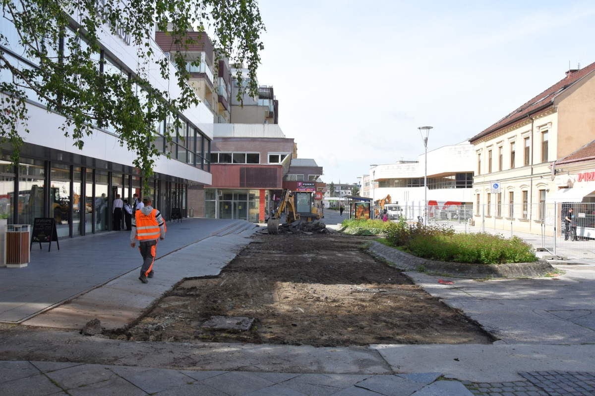 FOTO: Trenčania sa rozdeľujú na dva tábory, jedným prekáža rekonštrukcia, iní sa tešia , foto 8