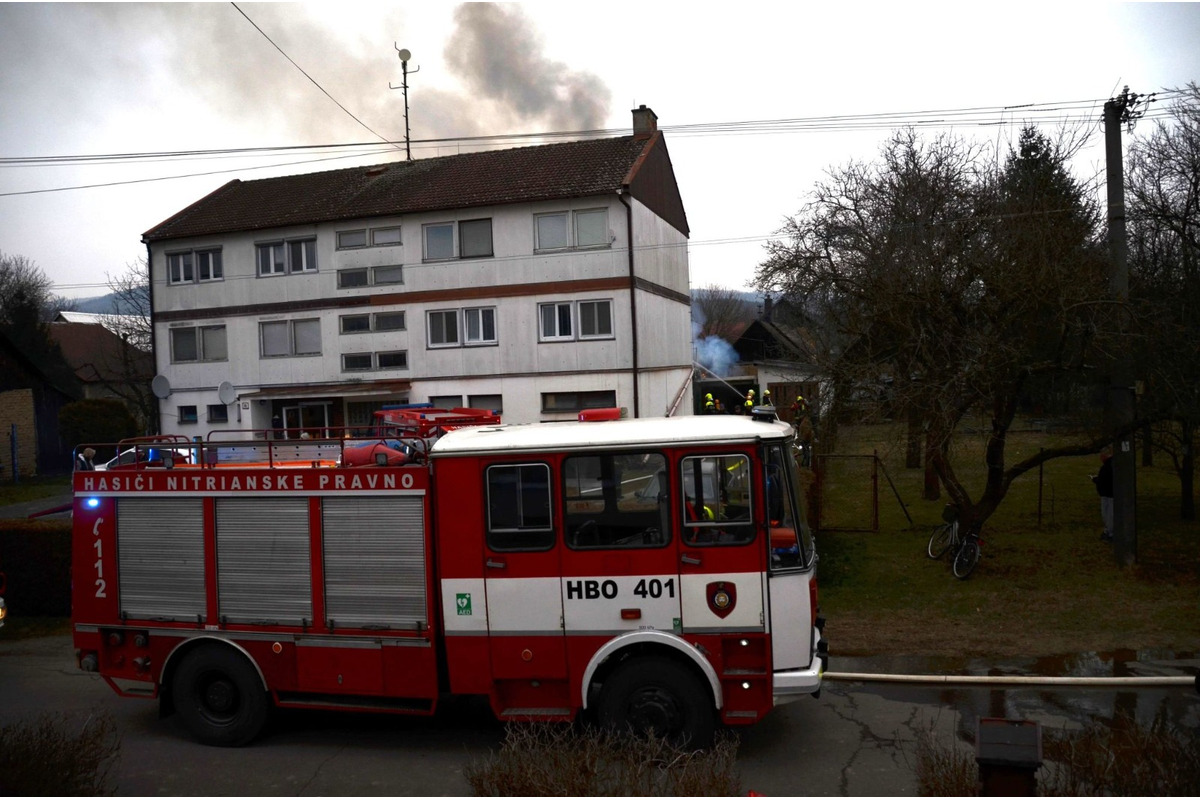 FOTO: Rodine v obci Poluvsie zhorela garáž priamo vo dvore, od chytili sa aj vedľajšie strechy, foto 2