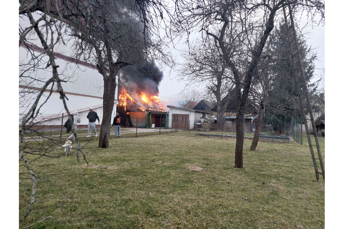 FOTO: Rodine v obci Poluvsie zhorela garáž priamo vo dvore, od chytili sa aj vedľajšie strechy, foto 3