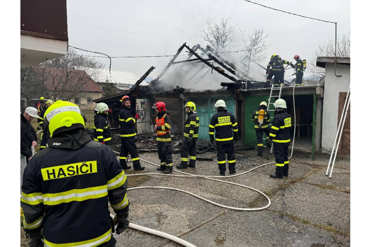 FOTO: Rodine v obci Poluvsie zhorela garáž priamo vo dvore, od chytili sa aj vedľajšie strechy, foto 4