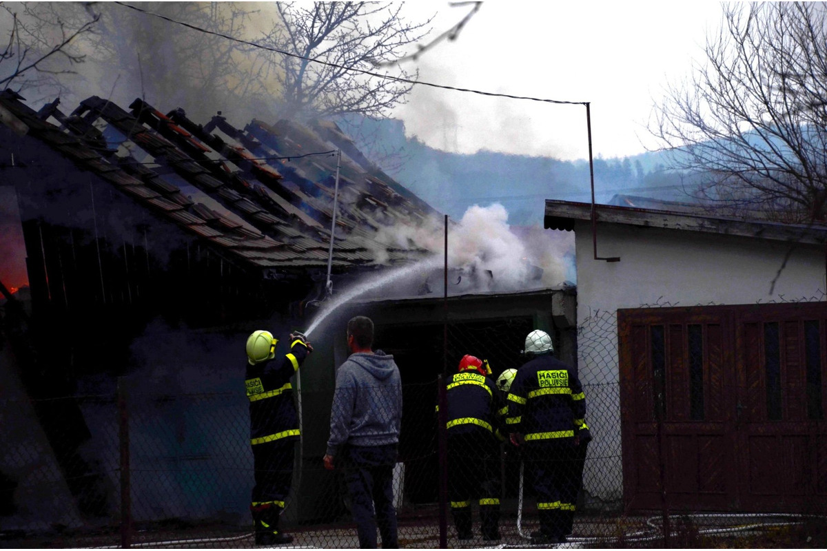 FOTO: Rodine v obci Poluvsie zhorela garáž priamo vo dvore, od chytili sa aj vedľajšie strechy, foto 6
