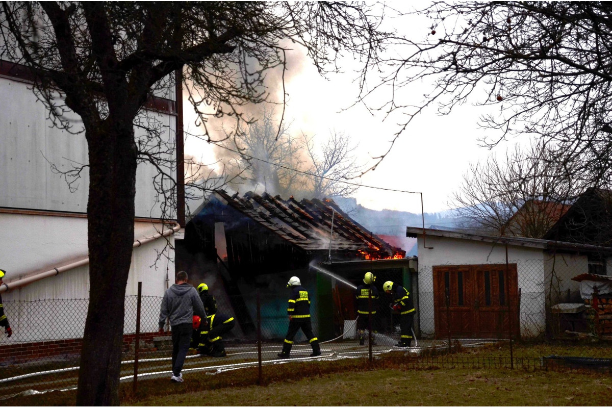 FOTO: Rodine v obci Poluvsie zhorela garáž priamo vo dvore, od chytili sa aj vedľajšie strechy, foto 8