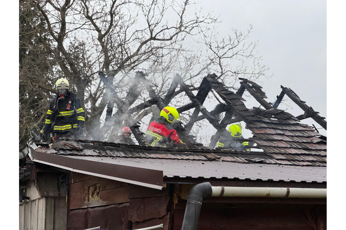 FOTO: Rodine v obci Poluvsie zhorela garáž priamo vo dvore, od chytili sa aj vedľajšie strechy, foto 9
