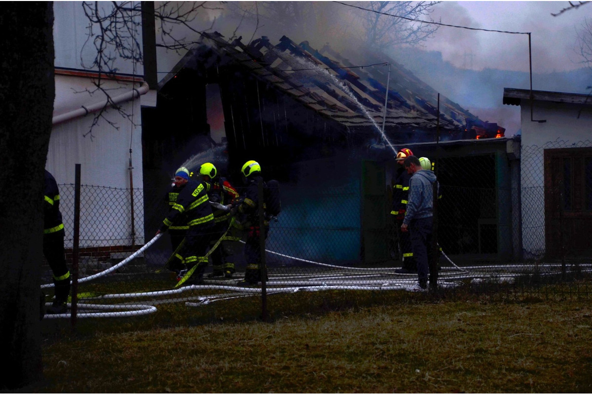FOTO: Rodine v obci Poluvsie zhorela garáž priamo vo dvore, od chytili sa aj vedľajšie strechy, foto 10