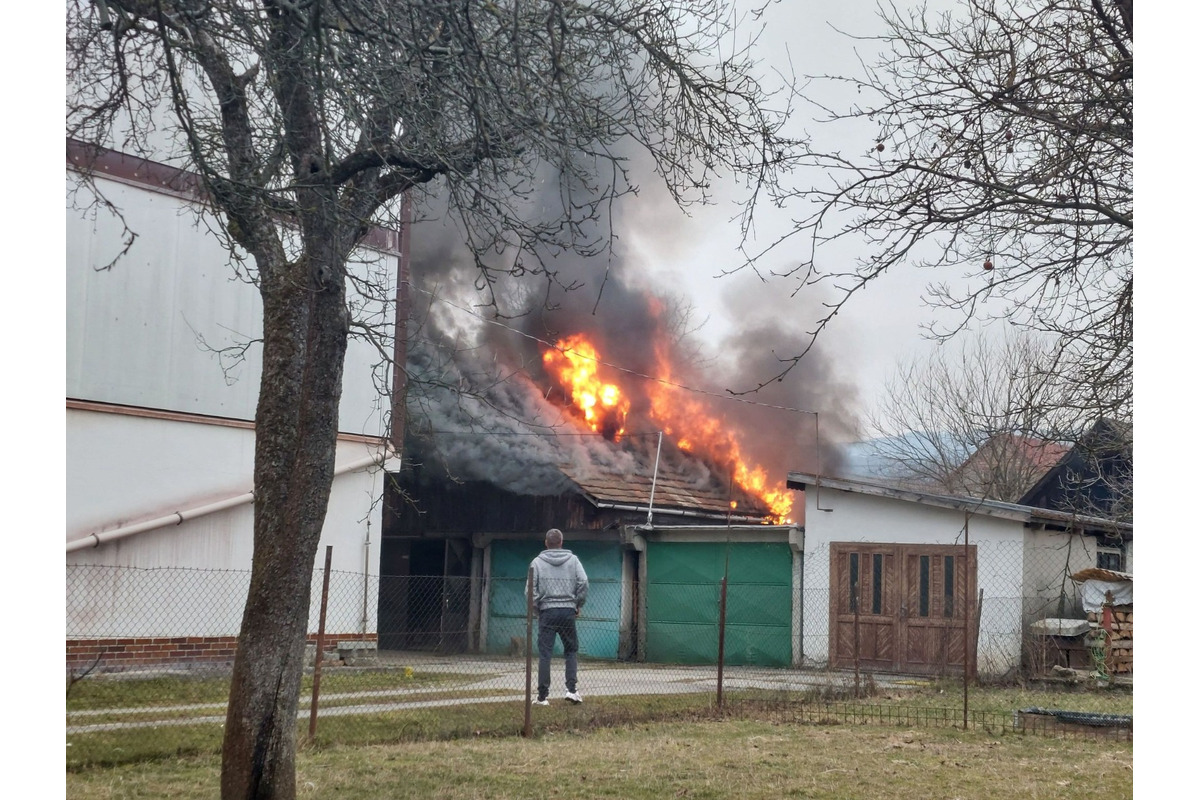 FOTO: Rodine v obci Poluvsie zhorela garáž priamo vo dvore, od chytili sa aj vedľajšie strechy, foto 11